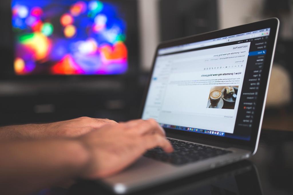 Drag and drop website builder interface
